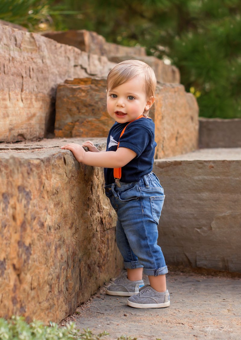 First Birthday Photographer in Houston; Child Photographer in Houston; Baby Milestone Sessions in Houston; Outdoor First Birthday Photo Shoot